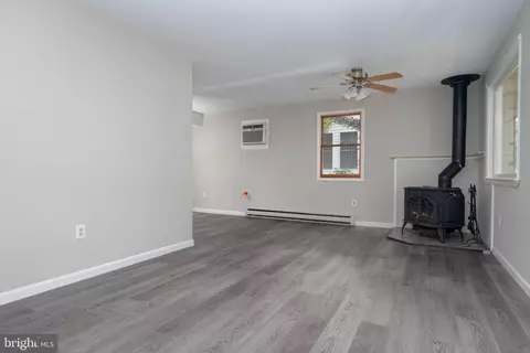 Living - 6835 S River Dr, Middle River, MD 21220 photo 11 of 12