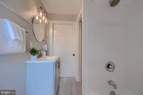Bath - 518 Fairview Ave, Baltimore, MD 21224 photo 2 of 2