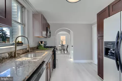 Entry Way - 518 Fairview Ave, Baltimore, MD 21224 photo 5 of 10