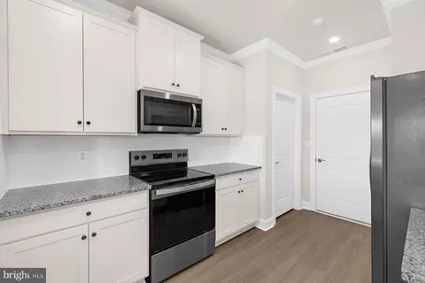Entry Way - 5203 Mccormick Ave, Baltimore, MD 21206 photo 4 of 6