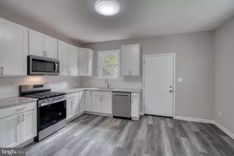 Entry Way - 1017 S Beechfield Ave, Baltimore, MD 21229 photo 6 of 8
