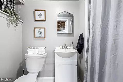 Bath - 206 Blenheim Rd, Baltimore, MD 21212 photo 2 of 2