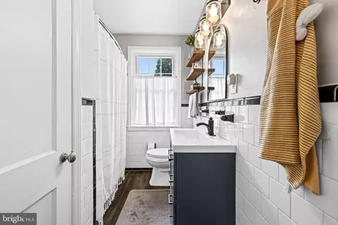 Bath - 206 Blenheim Rd, Baltimore, MD 21212 photo 1 of 2
