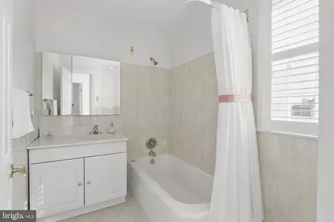Bath - 1022 S Beechfield Ave, Baltimore, MD 21229 photo 1 of 2