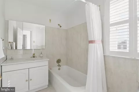 Bath - 1022 S Beechfield Ave, Baltimore, MD 21229 photo 2 of 2