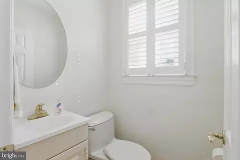 Entry Way - 1022 S Beechfield Ave, Baltimore, MD 21229 photo 4 of 6