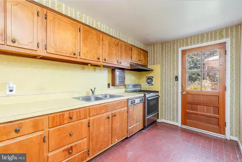 Kitchen - 934 Circle Dr, Halethorpe, MD 21227 photo 1 of 2