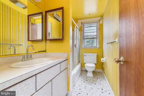 Bath - 934 Circle Dr, Halethorpe, MD 21227 photo 1 of 1