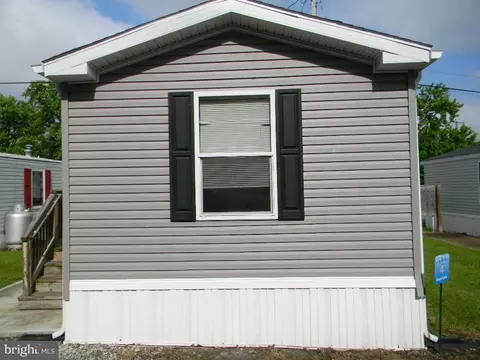 4 Kropf Ln, Sparrows Point, MD 21219 photo 2
