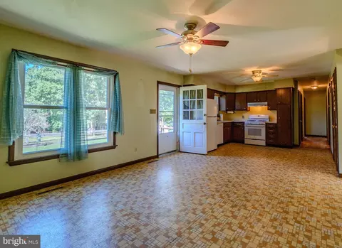 Living - 2916 York Manor Rd, Phoenix, MD 21131 photo 5 of 6