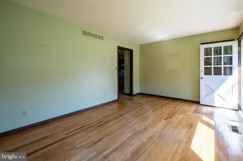 Living - 2916 York Manor Rd, Phoenix, MD 21131 photo 3 of 6