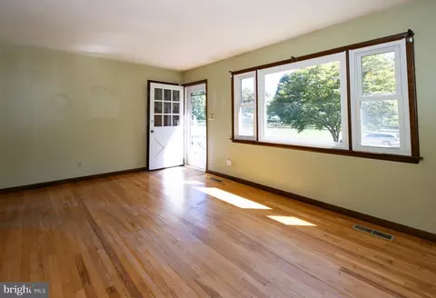 Living - 2916 York Manor Rd, Phoenix, MD 21131 photo 2 of 6