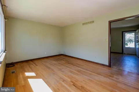 Living - 2916 York Manor Rd, Phoenix, MD 21131 photo 4 of 6