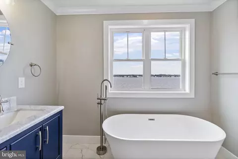 Bath - 7108 River Drive Rd, Sparrows Point, MD 21219 photo 3 of 5