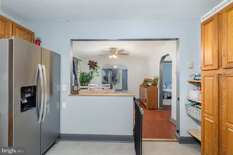 Entry Way - 5200 Daybreak Ct, Baltimore, MD 21206 photo 4 of 5