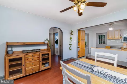 Entry Way - 5200 Daybreak Ct, Baltimore, MD 21206 photo 2 of 5