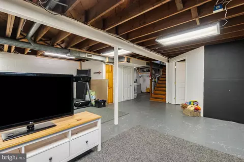 Entry Way - 5200 Daybreak Ct, Baltimore, MD 21206 photo 5 of 5