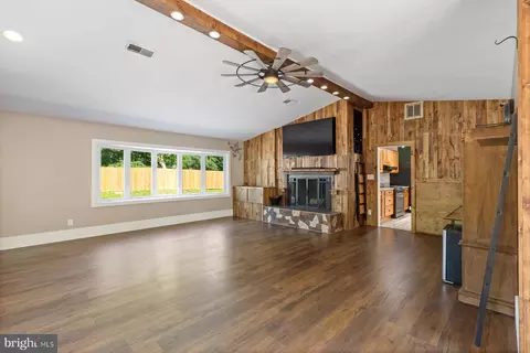 Living - 13033 Bottom Rd, Hydes, MD 21082 photo 2 of 5
