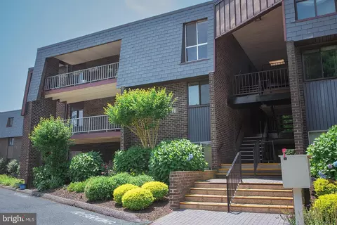 16 Stonehenge Cir #16-5, Pikesville, MD 21208