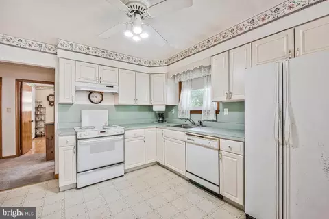 Kitchen - 5921 Ebenezer Rd, White Marsh, MD 21162 photo 2 of 5