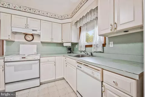 Kitchen - 5921 Ebenezer Rd, White Marsh, MD 21162 photo 4 of 5