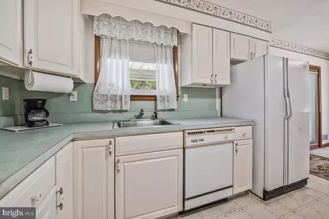 Kitchen - 5921 Ebenezer Rd, White Marsh, MD 21162 photo 5 of 5