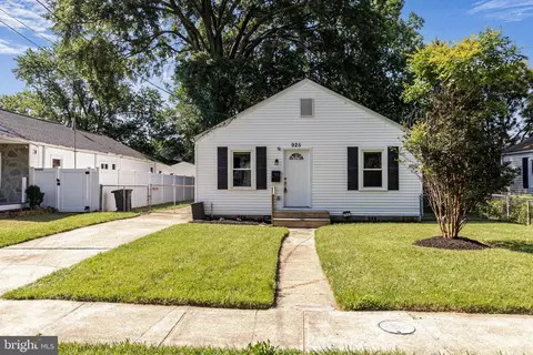 925 Barron Ave, Essex, MD 21221