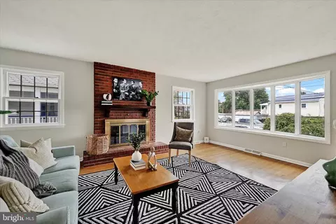 Living - 7105 River Drive Rd, Sparrows Point, MD 21219 photo 4 of 5