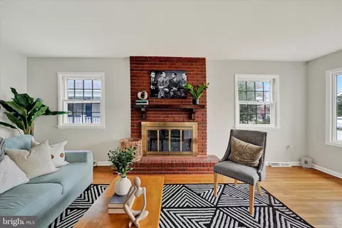 Living - 7105 River Drive Rd, Sparrows Point, MD 21219 photo 3 of 5