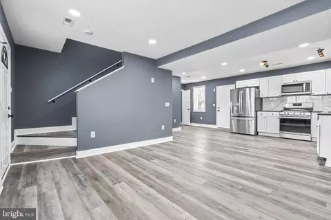 Entry Way - 210 Sollers Point Rd, Dundalk, MD 21222 photo 1 of 3