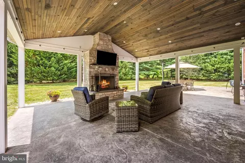 Exterior - 13910 Manor Rd, Phoenix, MD 21131 photo 6 of 18