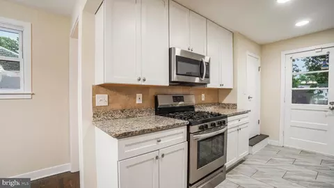 Entry Way - 331 2nd Ave, Baltimore, MD 21227 photo 3 of 12