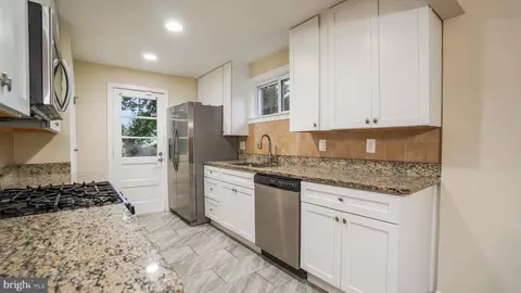 Entry Way - 331 2nd Ave, Baltimore, MD 21227 photo 4 of 12