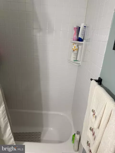 Bath - 1346 Willow Rd, Dundalk, MD 21222 photo 3 of 5