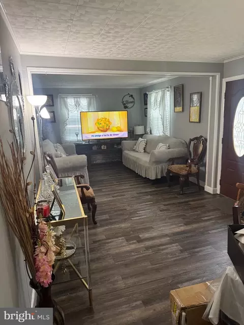 Entry Way - 1346 Willow Rd, Dundalk, MD 21222 photo 10 of 16