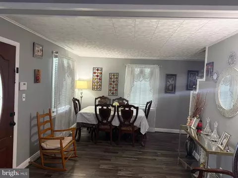 Entry Way - 1346 Willow Rd, Dundalk, MD 21222 photo 4 of 16