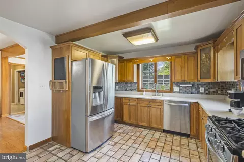 Kitchen - 2518 S Snyder Ave, Sparrows Point, MD 21219 photo 2 of 2