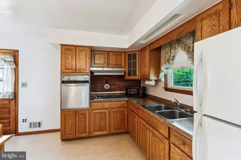 301 2nd Ave, Lansdowne, MD 21227 photo 18