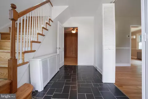 Entry Way - 616 Warwick Rd, Baltimore, MD 21229 photo 1 of 2