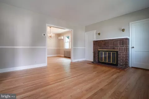 Living - 616 Warwick Rd, Baltimore, MD 21229 photo 1 of 3