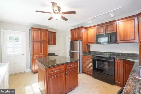 Kitchen - 616 Warwick Rd, Baltimore, MD 21229 photo 2 of 4