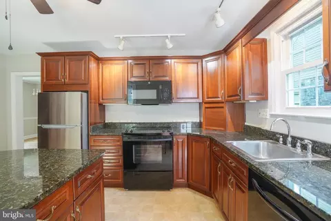 Kitchen - 616 Warwick Rd, Baltimore, MD 21229 photo 3 of 4