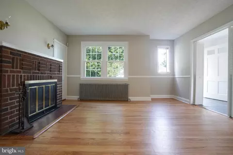 Living - 616 Warwick Rd, Baltimore, MD 21229 photo 2 of 3