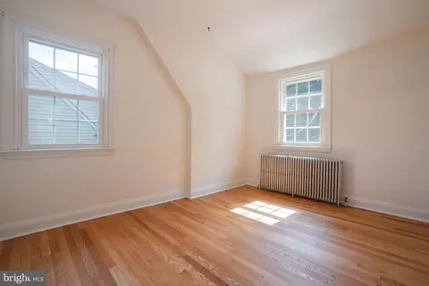 Bedroom - 616 Warwick Rd, Baltimore, MD 21229 photo 2 of 3