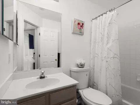 Bath - 1914 Meadowgate Ct, Windsor Mill, MD 21244 photo 4 of 5