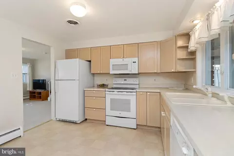 Kitchen - 910 Starbit Rd, Towson, MD 21286 photo 2 of 3