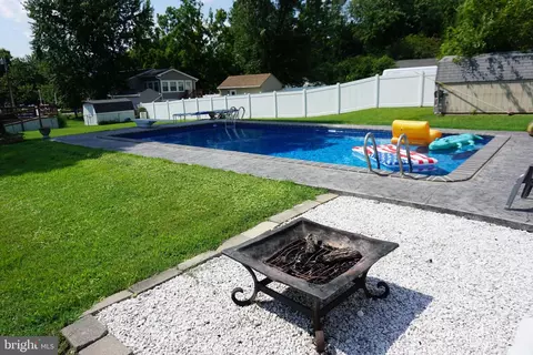 Exterior - 8610 Oak Rd, Sparrows Point, MD 21219 photo 8 of 14