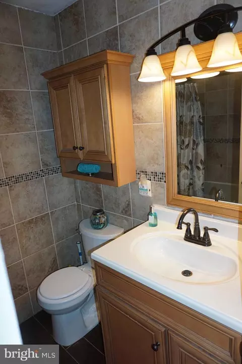 Bath - 8610 Oak Rd, Sparrows Point, MD 21219 photo 5 of 8