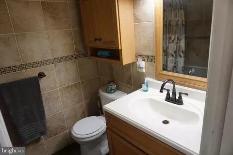 Bath - 8610 Oak Rd, Sparrows Point, MD 21219 photo 4 of 8