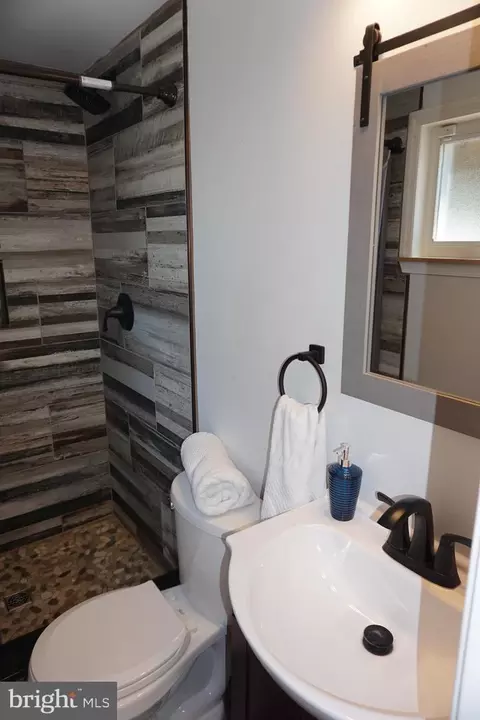 Bath - 8610 Oak Rd, Sparrows Point, MD 21219 photo 6 of 8